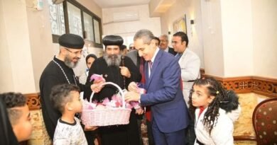 محافظ الغربية يوزع هدية الرئيس على الأطفال احتفالا بعيد الميلاد ويزور كنيسة العذراء بالمحلة .