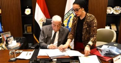 محافظ جنوب سيناء يعتمد 12 عقد تقنين أوضاع لمواطني طور سيناء و40 عقد لمواطني دهب
