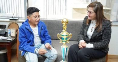 وزيرة التخطيط تستقبل الطفل الحائز على بطولة العالم في المسائل الحسابية