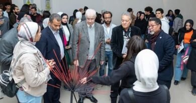 طلاب الفنون الجميلة بالجامعة المصرية الروسية ينفذون 30 عمل بمعرض “الكرسى”