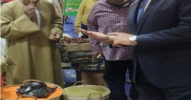وزير الزراعة يتفقد معرض وزارة الزراعة للسلع الغذائية خير مزارعنا لأهالينا