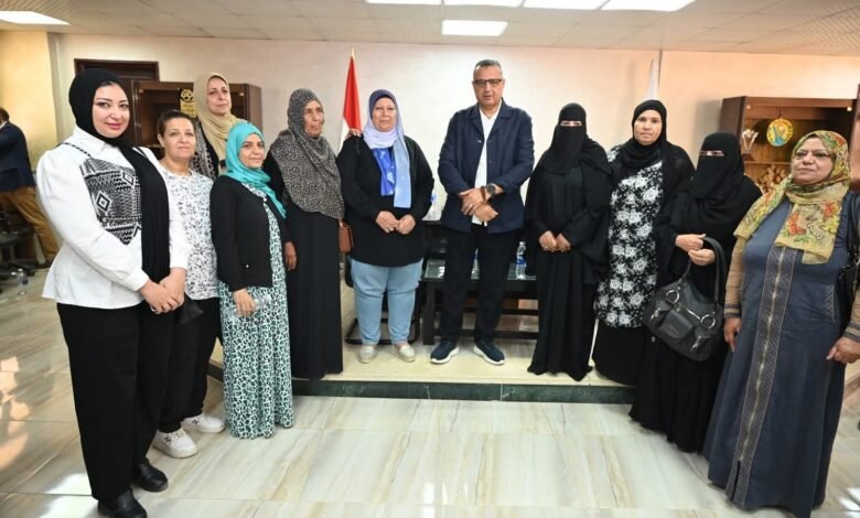 محافظ جنوب سيناء يلتقي ممثلات المرأة البدوية ويستجيب لمطالبهن