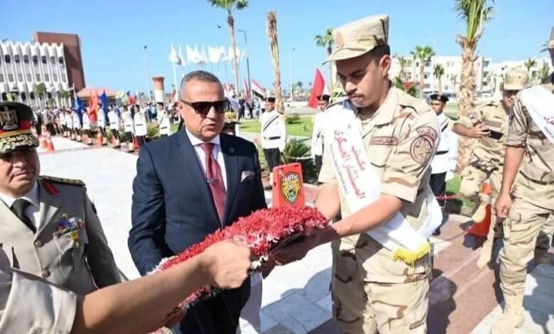 محافظ جنوب سيناء يضع إكليل الزهور بساحة العَلَمُ بطور سيناء احتفالًا بالعيد الـ52 لنصر أكتوبر المجيد