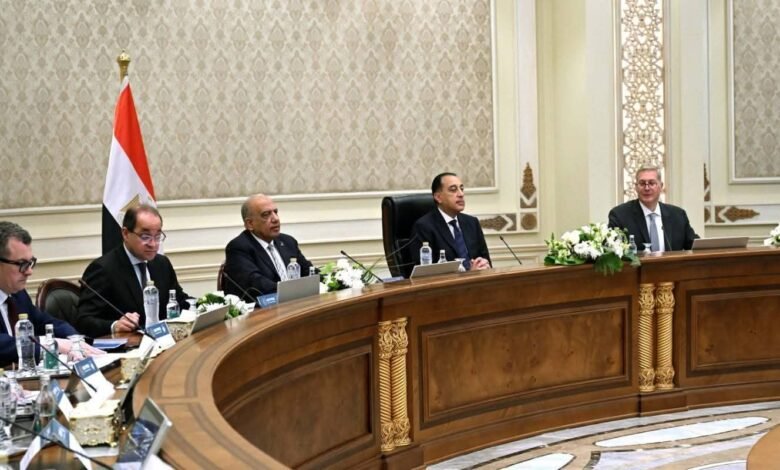 رئيس الوزراء يعقد مائدة مستديرة مع مسئولي كبريات شركات الطاقة العالمية والمؤسسات المالية الدولية