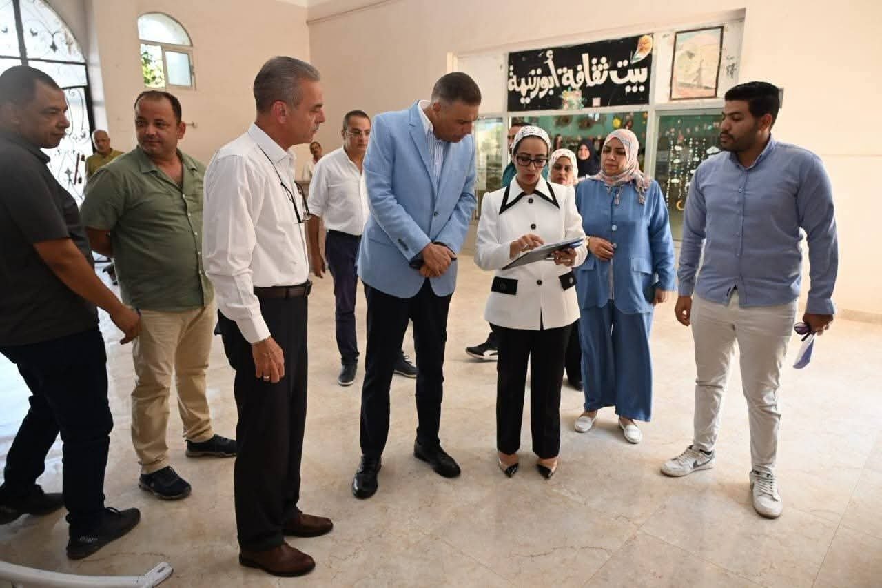 محافظ جنوب سيناء يتفقد نماذج أعمدة الإنارة بالطاقة الشمسية بأبو زنيمة