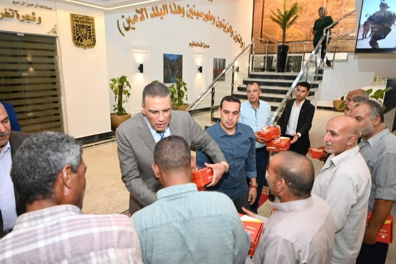 محافظ جنوب سيناء يلتقي عمال النظافة بديوان عام المحافظة ويشيد بدورهم في الحفاظ على المظهر الحضاري