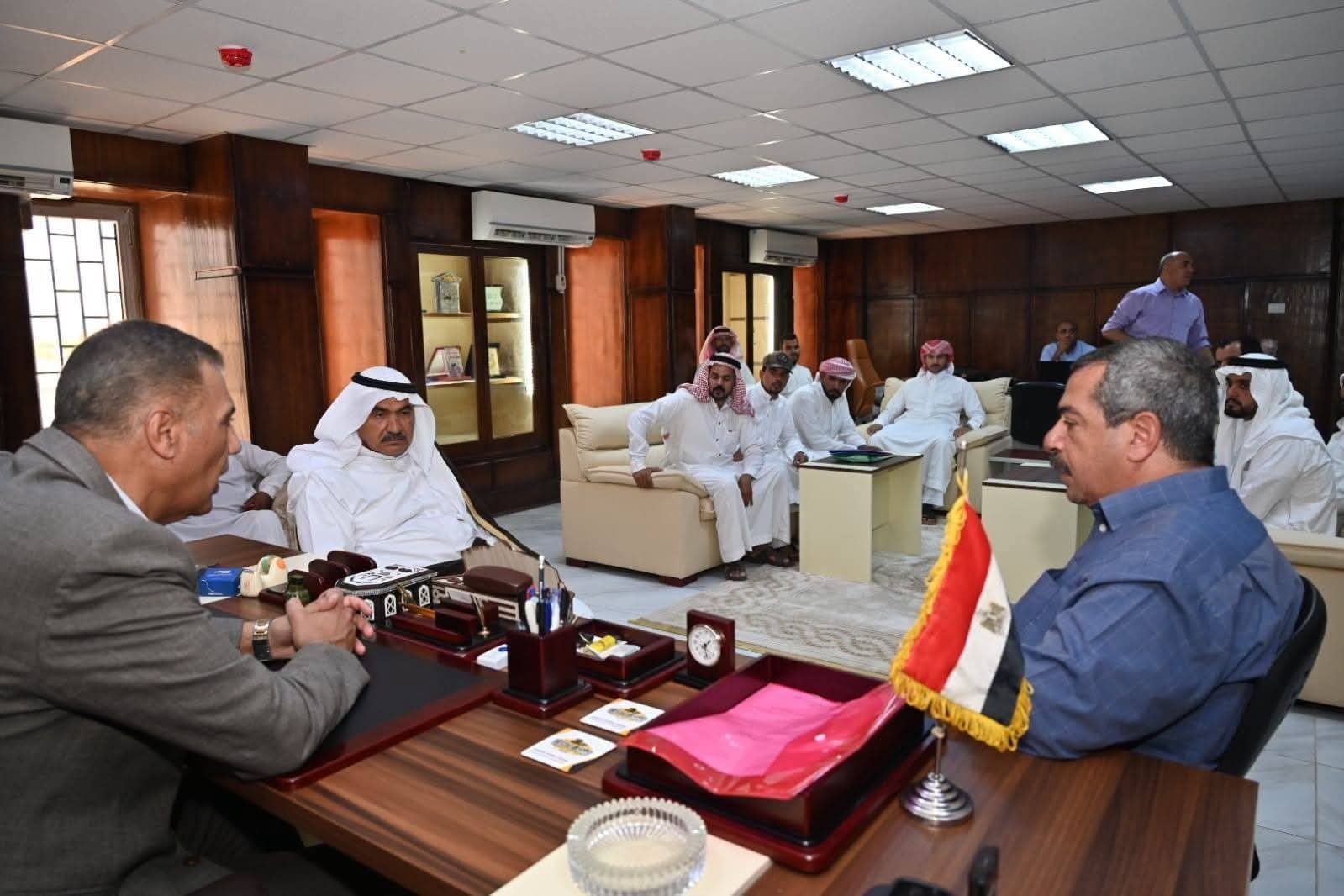 محافظ جنوب سيناء يلتقي مشايخ وعواقل نويبع بمقر مجلس المدينة لبحث مطالب الأهالي