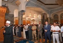 محافظ جنوب سيناء يؤدي صلاة الجمعة بمسجد السلام في شرم الشيخ