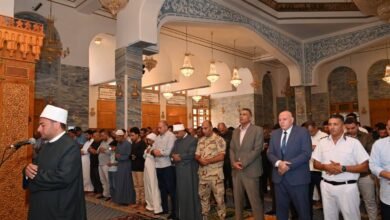 محافظ جنوب سيناء يؤدي صلاة الجمعة بمسجد السلام في شرم الشيخ