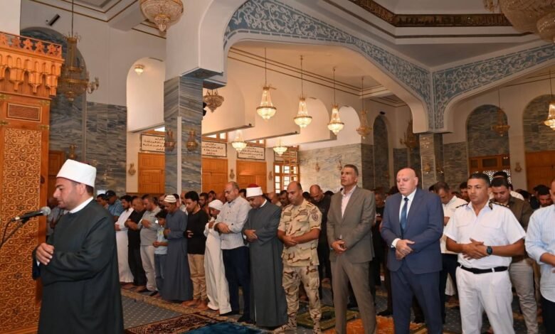 محافظ جنوب سيناء يؤدي صلاة الجمعة بمسجد السلام في شرم الشيخ