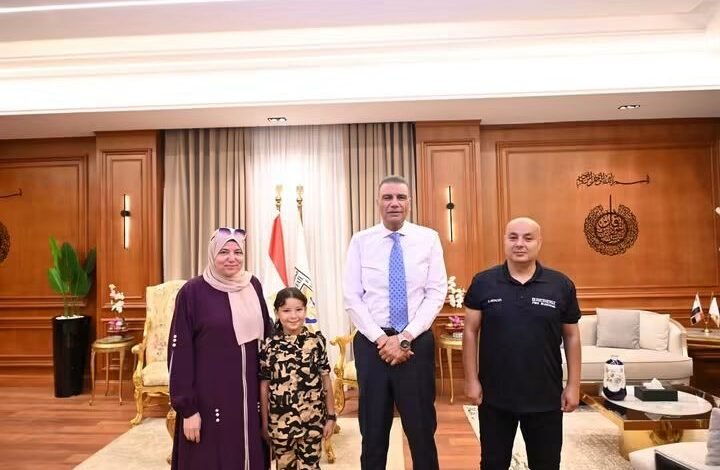 محافظ جنوب سيناء يكرّم الطالبة ريلاس إبراهيم لتميزها في الإلقاء الشعري