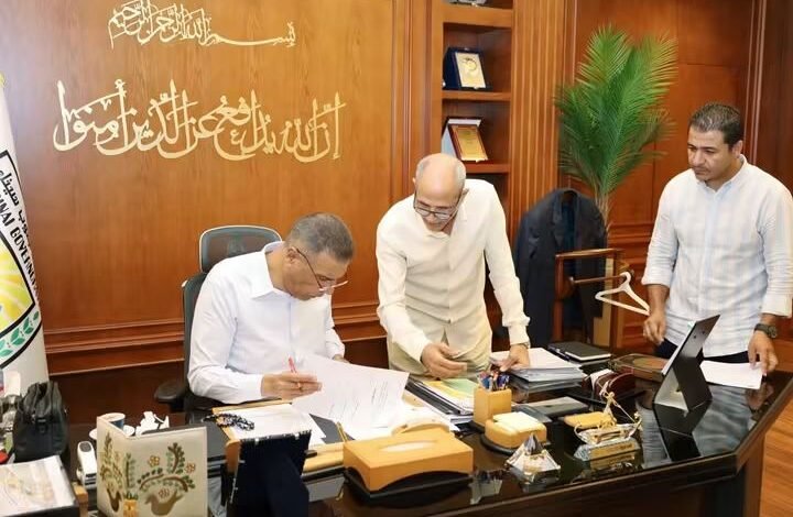 محافظ جنوب سيناء يعتمد عددًا من عقود تقنين أراضي دهب ويوجه بسرعة استكمال الإجراءات