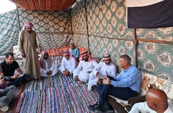 محافظ جنوب سيناء يجري زيارة لتجمع طوبيا البدوي بطابا