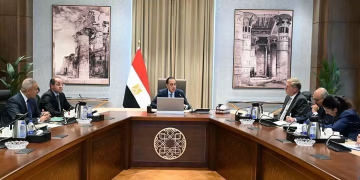 رئيس الوزراء يتابع عدداً من ملفات العمل المشترك بين وزارتي المالية والبترول