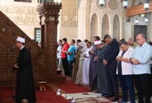 محافظ جنوب سيناء يؤدي صلاة الجمعة بمسجد المصطفى بشرم الشيخ