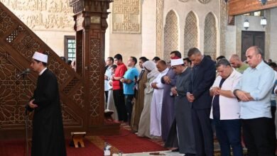 محافظ جنوب سيناء يؤدي صلاة الجمعة بمسجد المصطفى بشرم الشيخ
