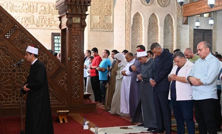 محافظ جنوب سيناء يؤدي صلاة الجمعة بمسجد المصطفى بشرم الشيخ