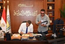 محافظ جنوب سيناء يوقع قرارات تخصيص أراضٍ سكنية لمجموعة من المواطنين بمدينة طابا