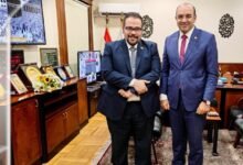 وكيل وزارة الصحة بالشرقية يهنئ الدكتور تامر مدكور لتوليه رئاسة الهيئة العامة للتأمين الصحي