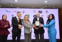 تكريم الإعلامية سعاد محمد الصالح بمهرجان صناع المحتوى الطبي ممثلةً عن جمعية «إبصار» التونسية