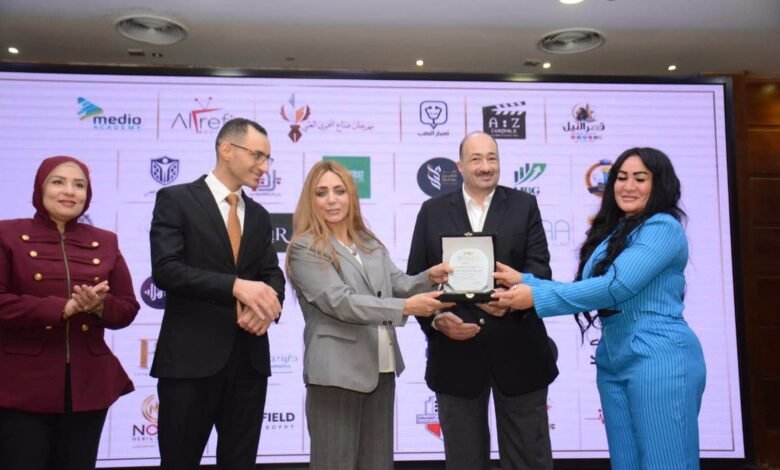 تكريم الإعلامية سعاد محمد الصالح بمهرجان صناع المحتوى الطبي ممثلةً عن جمعية «إبصار» التونسية