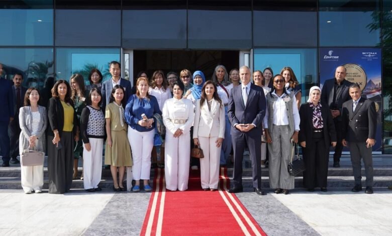 مصر للطيران تستقبل زوجات الدبلوماسيين الأجانب وتستعرض أحدث إمكاناتها العالمية