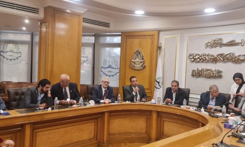 شعبة حماية البيئة بالغرفة التجارية للقاهرة تبحث مع وزارة العمل و«التأمينات» معوقات عمل الشركات